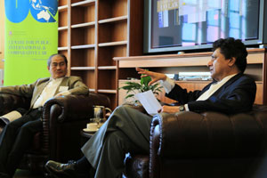 Professors Asshiddiqie and Ratnapala in conversation on the challenges in founding a Constitutional Court. 