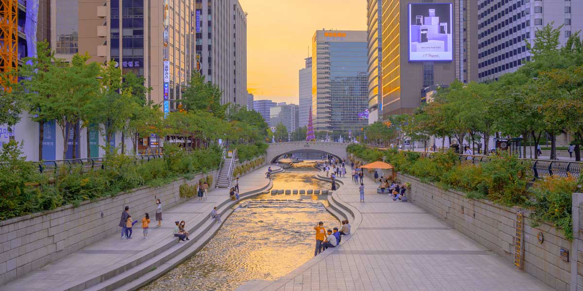 A Seoul pedestrian walkway at dusk. 