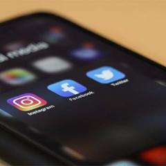 social media apps on mobile phone